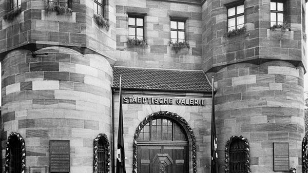 1933 übernahmen die Nationalsozialisten das Künstlerhaus. Neuer Leiter wurde Emil Stahl, der am 17. April 1933 eine der ersten "Schreckenskammern" Deutschlands mit "entarteter Kunst" im Künstlerhaus errrichtete. Unser Bild zeigt die "Städtische Galerie" im Jahr 1936. Mit Kriegsbeginn zog auch das Wirtschaftsamt ein.