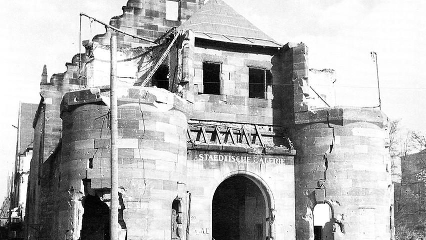 1945: Den Zweiten Weltkrieg hat das Künstlerhaus rein äußerlich vergleichsweise gut überstanden.  Einige eingelagerte Kunstwerke im Keller wurden jedoch durch ein Feuer zerstört.
