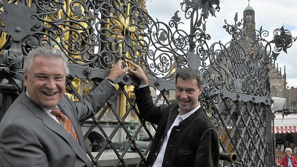 Seine Lieblingskulisse, das ist allerdings Nürnberg. Seine Heimatstadt voranzubringen, das hat sich Markus Söder schon früh zum Ziel gesetzt. Bis jetzt scheint ihm der Ring des Schönen Brunnens jedenfalls Glück gebracht zu haben. Als gebürtiger Nürnberger hätte er Innenminister Joachim Herrmann den Unterschied zwischen dem goldenen und dem schwarzen Ring aber ruhig mal erklären können.
