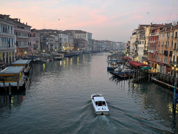 Nach der Flut allein in Venedig