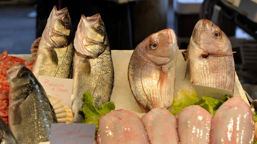Freunde von frischem Fisch kommen auf dem Fischmarkt an der Rialtobrücke auf ihre Kosten.