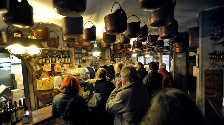 Am Abend gehört für viele Venezianer ein Glas Wein mit Freunden im "Bàcero", der Kneipe an der Ecke, dazu.