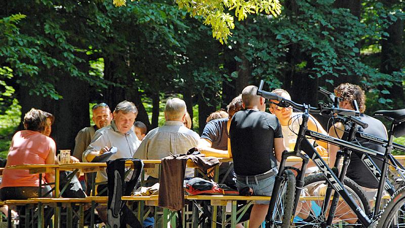 Zum Wald-Biergarten "Grüner Felsenkeller" dürfen keine Autos fahren, hier herrscht also Ruhe vor Motorenlärm. Seit kurzem hat die Ausflusgswirtschaft neue Betreiber: Die Fürther Comödie hat hier nun das Zepter in der Hand. Geöffnet ist der Biergarten nur am Wochenende.