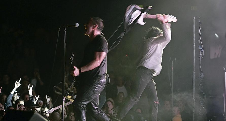 4. Nine Inch Nails - The Day The World Went Away
 Falls Ihnen alles bis zu diesem Zeitpunkt irgendwie zu seicht und nett war: Willkommen in der Mitte dieser Galerie, die jetzt drei richtige Kracher auspackt. Den Anfang machen die Nine Inch Nails mit "The Day The World Went Away", aus der Zeit als Trent Reznor noch ein stinkiger Misanthrop war und nicht der nette Wink-Onkel des Industrial-Metals.
