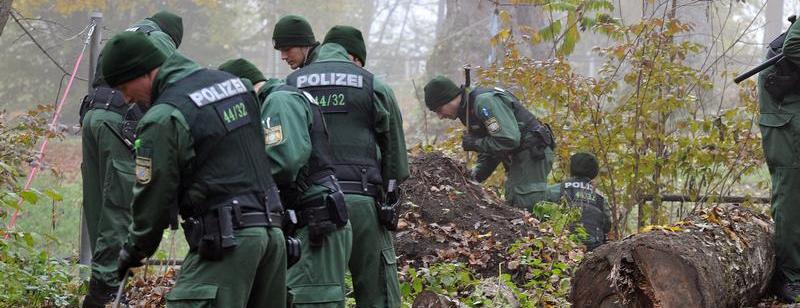 In der Nacht zum 28.10.2011 wurde in einem Augsburger Waldstück bei einer Schießerei ein Polizist getötet und eine weitere Beamtin verletzt. Wochenlange akribische Ermittlungen führten zu den Tätern.
