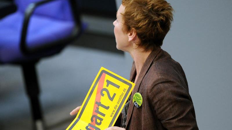Die Abgeordnete der Linken, Sabine Leidig, hält ein Schild mit einem durchgestrichenen Stuttgart 21-Schriftzug. Sie wurde daraufhin des Plenarsaals verwiesen. Die Abgeordnete der Linken, Sabine Leidig, hält ein Schild mit einem durchgestrichenen Stuttgart 21-Schriftzug. Sie wurde daraufhin des Plenarsaals verwiesen.