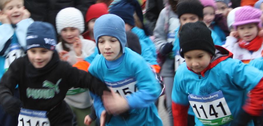 Bambini und Schüler rennen beim Silvesterlauf 2011