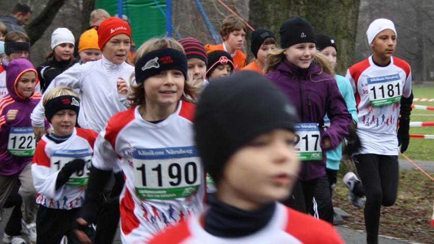 Bambini und Schüler rennen beim Silvesterlauf 2011