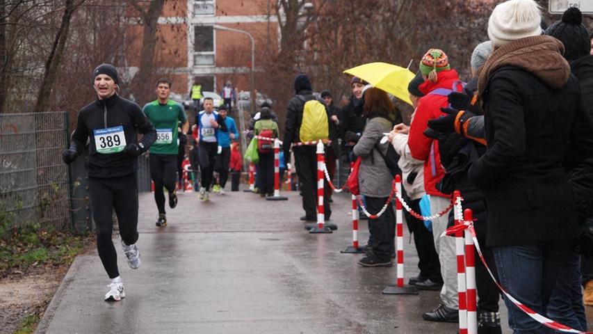 Viele Läufer sind dick eingepackt und tragen Handschuhe.