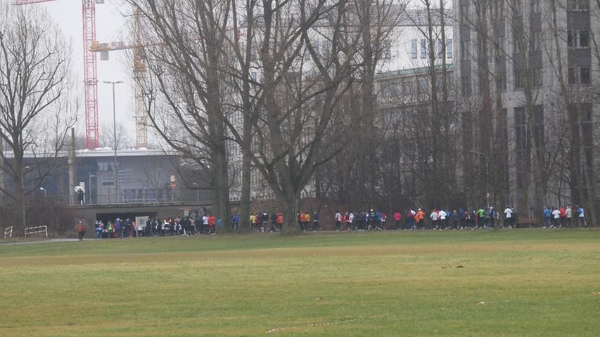 Wie ein langer Tausendfüßler ziehen sich die Läufer rund um die Wöhrder Wiese.