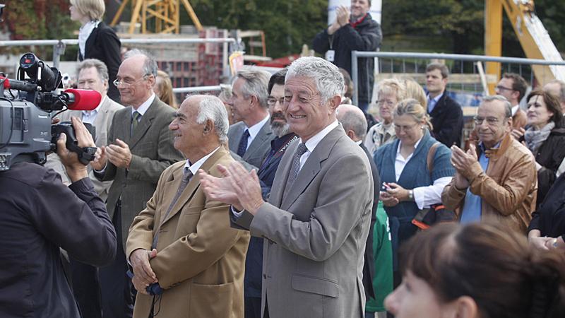 Neben dem Direktor des Tiergartens gratulieren auch Bürgermeister Horst Förther und Baureferent Wolfgang Baumann zum Richtfest.