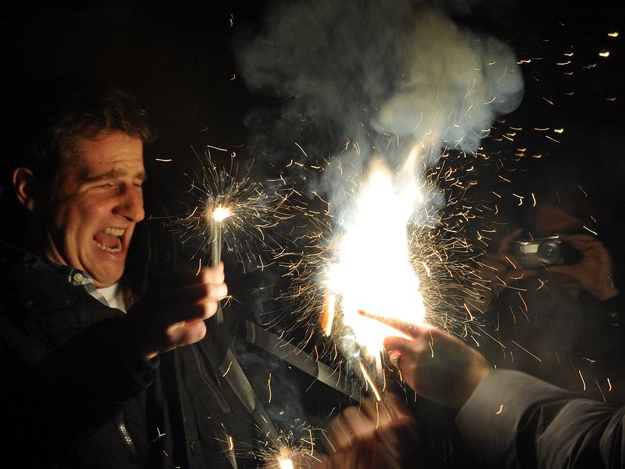 Wer noch keine 18 Jahre alt ist, muss sich laut Polizei auf Kleinstfeuerwerke wie Wunderkerzen, Knallerbsen und Partyartikel beschränken. Diese dürfen das ganze Jahr über gezündet werden.