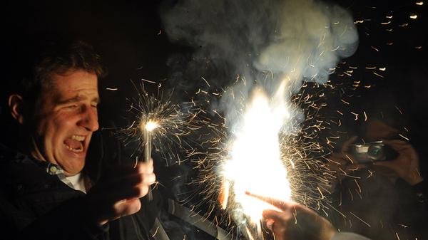 Wer noch keine 18 Jahre alt ist, muss sich laut Polizei auf Kleinstfeuerwerke wie Wunderkerzen, Knallerbsen und Partyartikel beschränken. Diese dürfen das ganze Jahr über gezündet werden.