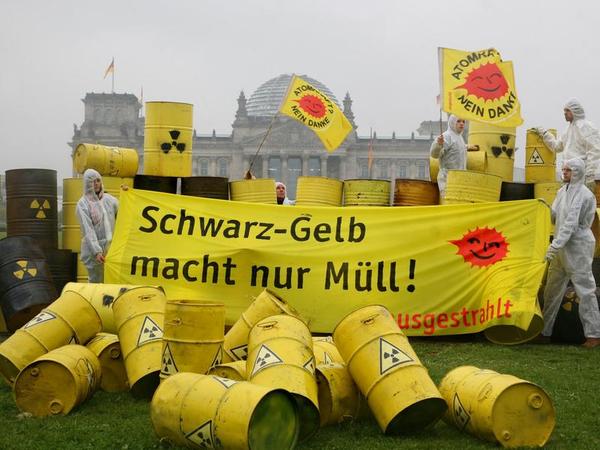 Vor dem Reichstagsgebäude kommt es häufiger zu Demonstrationen wie zum Beispiel gegen die vor Kurzem beschlossene Akw-Laufzeitverlängerung. Aber auch im Plenarsaal gibt es immer wieder Zwischenfälle. Vor dem Reichstagsgebäude kommt es häufiger zu Demonstrationen wie zum Beispiel gegen die vor Kurzem beschlossene Akw-Laufzeitverlängerung. Aber auch im Plenarsaal gibt es immer wieder Zwischenfälle.