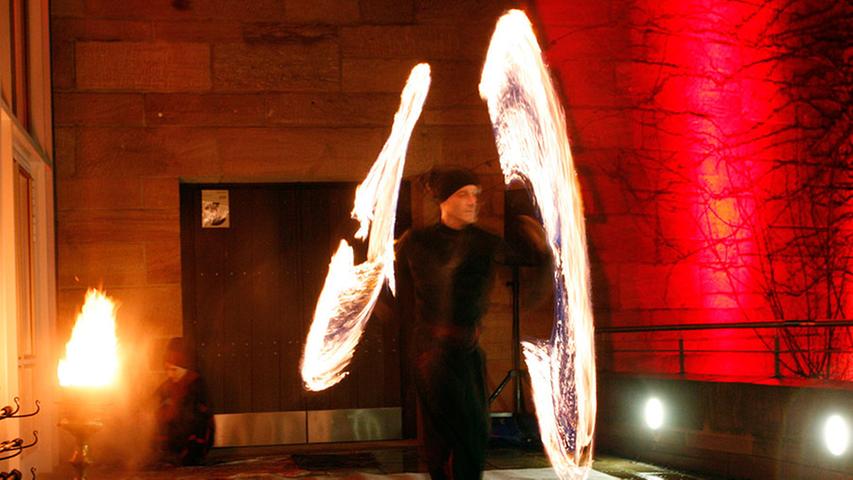 Die tschechische Gruppe Cirque Garuda hat eine sehenswerte Artistik-Show entwickelt zu der auch ihr Feuertanz gehört.