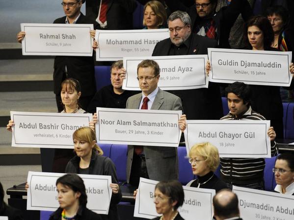 Während Debatte am 26.02.2010 zur Aufstockung des deutschen Kontingents in Afghanistan hielten Mitglieder der Linksfraktion Plakate mit den Namen der Personen, die bei einem Angriff auf Tanklastzüge in Afghanistan ums Leben gekommen sind, hoch. Während Debatte am 26.02.2010 zur Aufstockung des deutschen Kontingents in Afghanistan hielten Mitglieder der Linksfraktion Plakate mit den Namen der Personen, die bei einem Angriff auf Tanklastzüge in Afghanistan ums Leben gekommen sind, hoch.