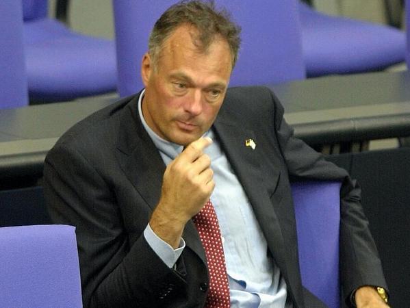 Der ehemalige Innensenator von Hamburg, Ronald Schill, wurde am 29.08.2002 mehrmals aufgefordert, das Rednerpult zu verlassen, weil er zu lange gesprochen hatte. Schließlich wurde ihm das Mikrofon abgestellt. Der ehemalige Innensenator von Hamburg, Ronald Schill, wurde am 29.08.2002 mehrmals aufgefordert, das Rednerpult zu verlassen, weil er zu lange gesprochen hatte. Schließlich wurde ihm das Mikrofon abgestellt.