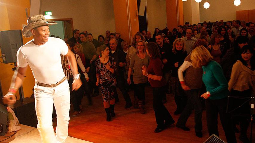 Salsa ist sexy und macht Spaß: Im Haus Eckstein gab der Tanzlehrer Jorge Vicet einen Salsa-Crashkurs.