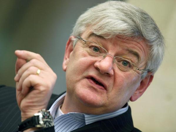 Der ehemalige Bundesaußenminister Joschka Fischer sorgte 1984 für einen Eklat, als er Bundestagsvizepräsident Richard Stücklen (CSU) mit den Worten «Mit Verlaub, Herr Präsident, Sie sind ein Arschloch» beleidigte. Der ehemalige Bundesaußenminister Joschka Fischer sorgte 1984 für einen Eklat, als er Bundestagsvizepräsident Richard Stücklen (CSU) mit den Worten «Mit Verlaub, Herr Präsident, Sie sind ein Arschloch» beleidigte.