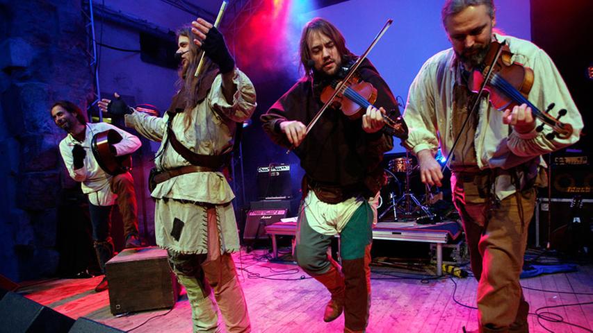 Die Band Versengold spielt irische Musik, die in die Beine geht und singt dazu mittelalterliche Texte.