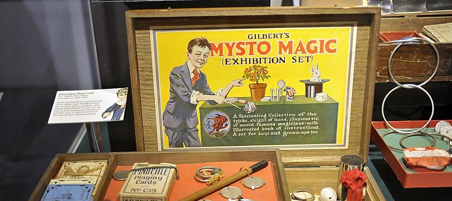Unter dem Namen "Mysto Magic" produzierte die US-amerikanische Firma Gilbert ihre Zauberkästen, die nach eigenen Angaben sowohl für Jugendliche wie auch Erwachsene geeignet waren. Dieses Modell war im Jahr 1926 aktuell.
