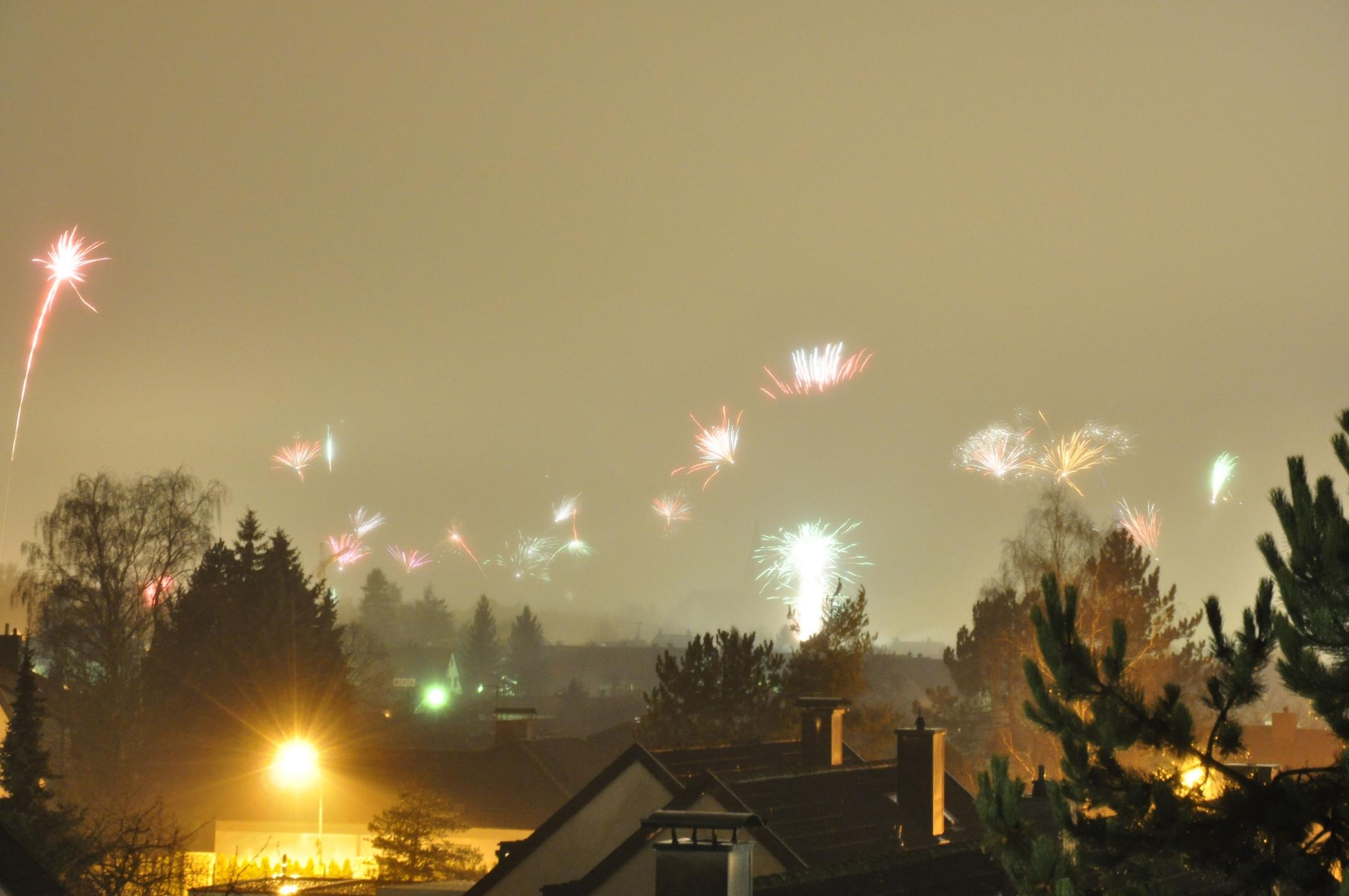 Doch auch danach heißt es Vorsicht: Die Feuerwerkskörper dürfen nicht in der Nähe von...