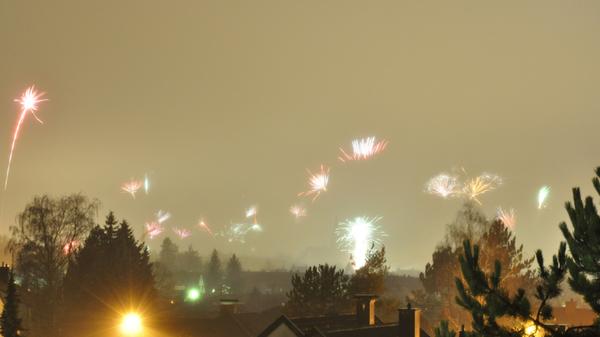 Doch auch danach heißt es Vorsicht: Die Feuerwerkskörper dürfen nicht in der Nähe von...