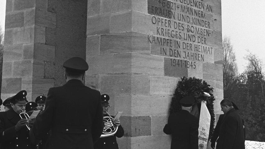Die Polizeikapelle intoniert das Lied vom guten Kameraden; Oberbürgermeister Dr. Urschlechter legt den Kranz der Stadt Nürnberg am Mahnmal nieder, das die Aufschrift trägt: „Als Mahung und zum Gedenken an 6621 Männer, Frauen und Kinder – Opfer des Bombenkrieges und der Kämpfe in der Heimat in den Jahren 1941-45.“ Worte, die eindringlich warnen. (mehr dazu) .