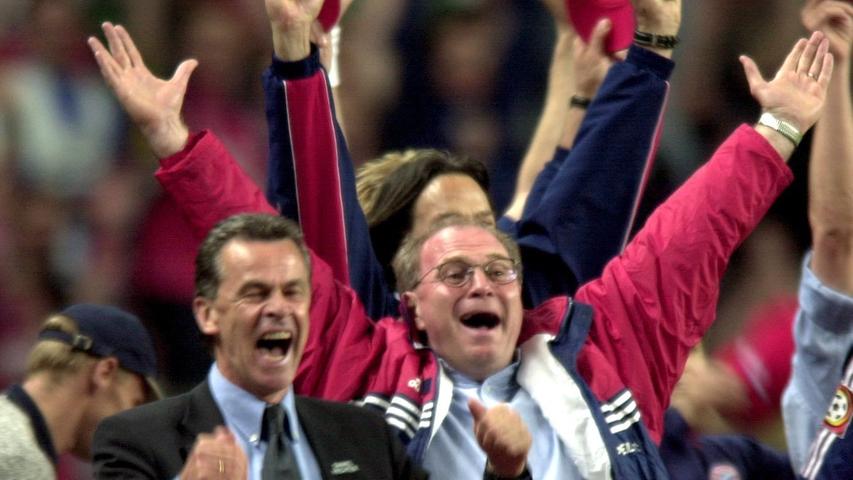 So kennt ihn Fußball-Deutschland: Der Bayern-Manager bejubelt mal wieder einen Titel, hier im Mai 2000 zusammen mit Trainer Ottmar Hitzfeld den Pokalsieg im Berliner Olympiastadion.
