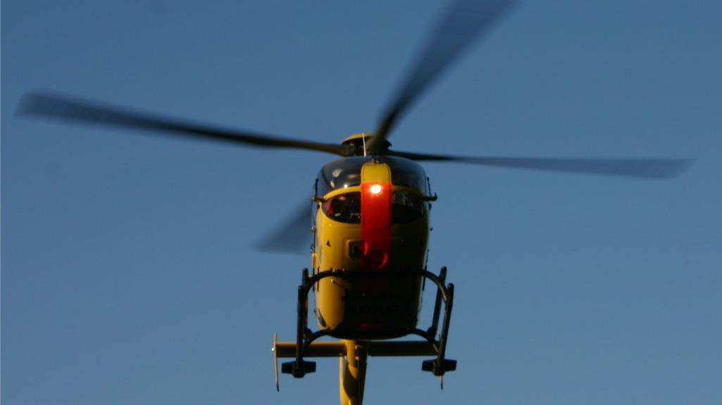 Rettungshubschrauber im Einsatz: Nach einem Sturz aus sechs Metern Höhe wurde ein Arbeiter von Biburg aus ins Klinikum geflogen.