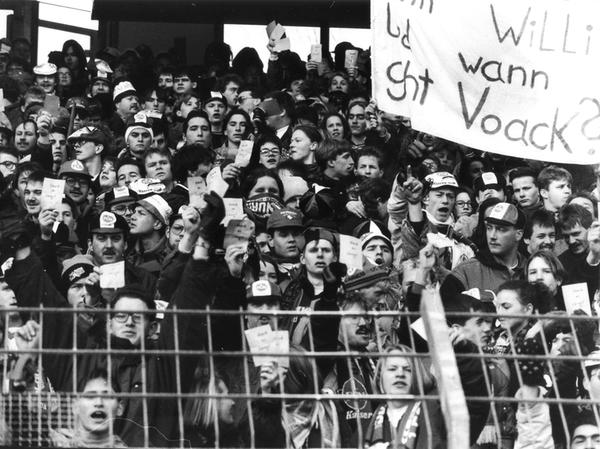 Fans demonstrieren im Stadion gegen Gerhard Voack, den damaligen Präsidenten des 1. FC Nürnberg. Sie sind sauer, dass Voack den populären Trainer Willi Entenmann entlassen hat.