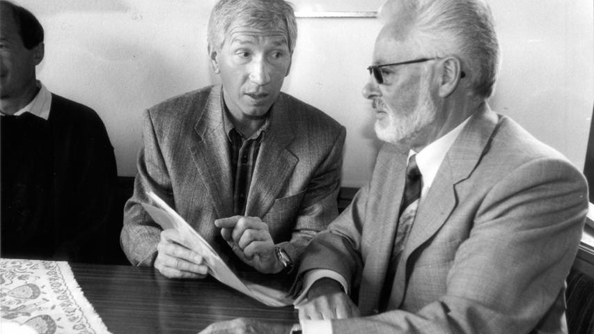 Am 1. Mai 1996 wurde ein alter Bekannter erneut Teil des FCN: Willi Entenmann. Doch auch er konnte den Abstieg in die Regionalliga Süd nicht verhindern. Am 1. Mai 1996 wurde ein alter Bekannter erneut Teil des FCN: Willi Entenmann. Doch auch er konnte den Abstieg in die Regionalliga Süd nicht verhindern.