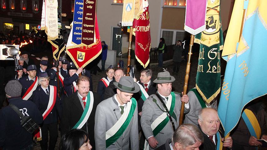 Vereine und Zünfte begleiten die Prozession mit ihren Wappen und Fahnen.