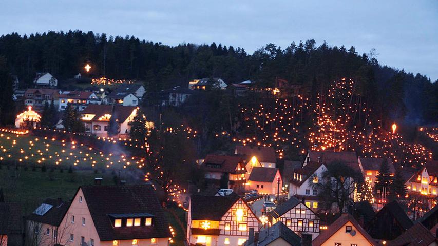 Das illuminierte Obertrubach erinnert ein wenig an einen riesigen, festlich geschmückten Weihnachtsbaum.