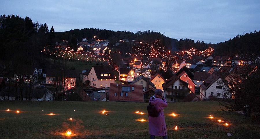 Romantisch: Um Obertrubach herum leuchtet es während der Prozession von Hängen und Wiesen.