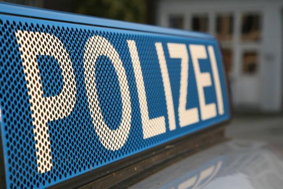 Die Polizei sucht einen Hundehalter, der einen Fahrradunfall verursacht hat.