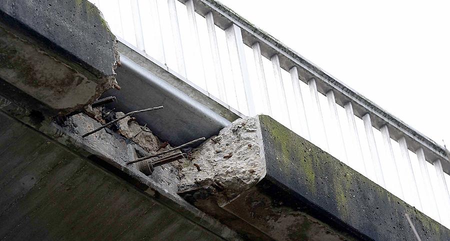 Im desolaten Zustand ist besonders die Graf-Stauffenberg-Brücke. Ein marodes Randstück am Geländer wurde bereits aus Sicherheitsgründen herausgebrochen und mit einer Metallplatte notdürftig abgedeckt. Im desolaten Zustand ist besonders die Graf-Stauffenberg-Brücke. Ein marodes Randstück am Geländer wurde bereits aus Sicherheitsgründen herausgebrochen und mit einer Metallplatte notdürftig abgedeckt.