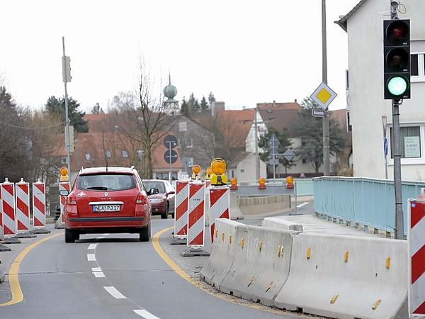 Die einsturzgefährdete Vacher Regnitzbrücke kann nur noch einspurig von Pkw befahren werden. Eine Ampel regelt den Verkehr. Die einsturzgefährdete Vacher Regnitzbrücke kann nur noch einspurig von Pkw befahren werden. Eine Ampel regelt den Verkehr.