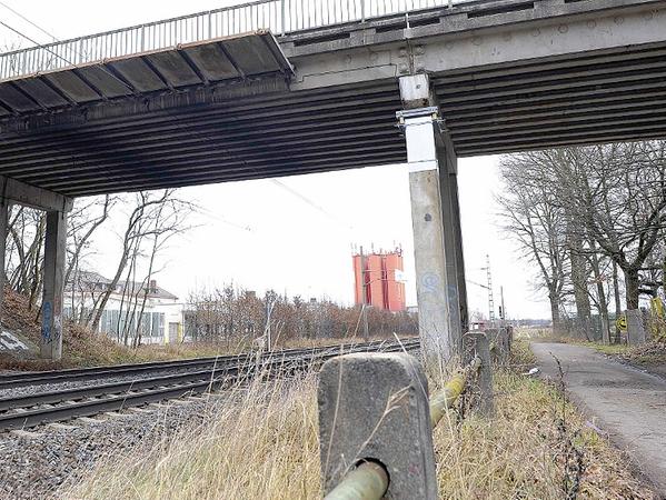 Der mit einer Stahlmanschette versehene Pfeiler der Bahnbrücke der Stadelner Theodor-Heuss-Straße muss noch durch ein Stützkorsett verstärkt werden. Der mit einer Stahlmanschette versehene Pfeiler der Bahnbrücke der Stadelner Theodor-Heuss-Straße muss noch durch ein Stützkorsett verstärkt werden.