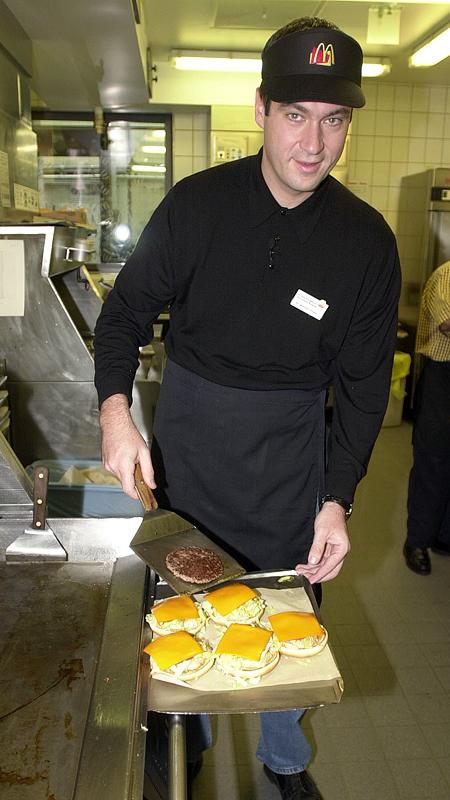 Ein Mann des Volkes, so zeigt er sich gerne. Und als solcher brät er auch mal Burger. Einen Schnupperkurs bei McDonalds hat er schon hinter sich.