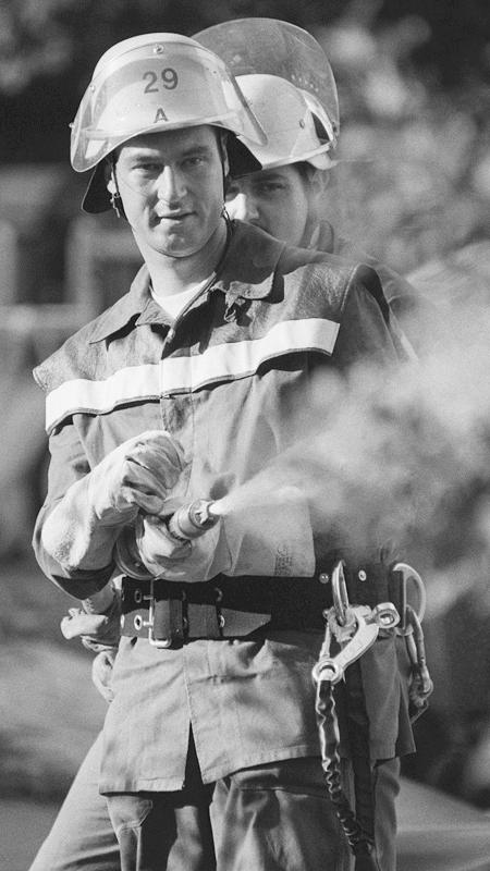 Mit 28 Jahren ist Söder dann bereits Chef der Jungen Union in Bayern. Schon damals weiß er sich in Szene zu setzen, beispielsweise als Feuerwehrmann. Mit dem Schlauch in der Hand, spritzt er zielsicher in Richtung eines (hier) imaginären Feuers.