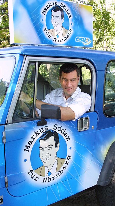Werbung für sich selbst macht er auch mal im "Söder-Mobil". Seine Wahlkämpfe sind legendär, hier zieht der CSUler alle Register. Mobil unterwegs ist er aber nicht nur im Auto...