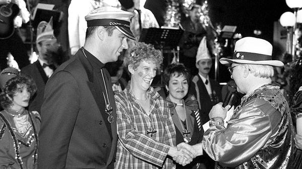 Er hat einfach ein Händchen für spektakuläre Verkleidungen. Schon im Jahr 2000 beim "Närrischen Polizeichor Faschingsball" im Deutschen Hof wird ihm der Orden für "Das verrückte Blaulicht" verliehen. Ob hier seine Fantasie für ausgefallene Kostüme geweckt wurde?