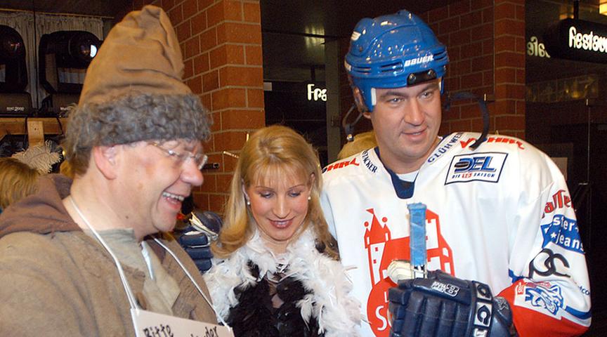 Seine Verbundenheit zu Nürnberg trägt er so gerne zur Schau: Im Februar 2008 zur "Fastnacht in Franken" macht sich Markus Söder als Eishockeyspieler der Ice Tigers beliebt.