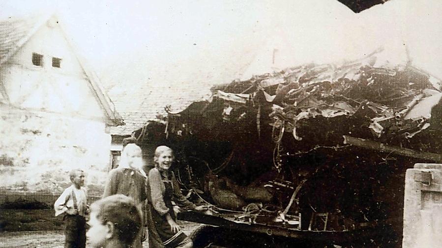 Schauriges Dokument aus den Kriegstagen: Hesselberger Kinder an einem Anhänger mit Trümmern der abgestürzten Stirling EH 985, einer Maschine der britischen Royal Air Force (RAF). Schauriges Dokument aus den Kriegstagen: Hesselberger Kinder an einem Anhänger mit Trümmern der abgestürzten Stirling EH 985, einer Maschine der britischen Royal Air Force (RAF).
