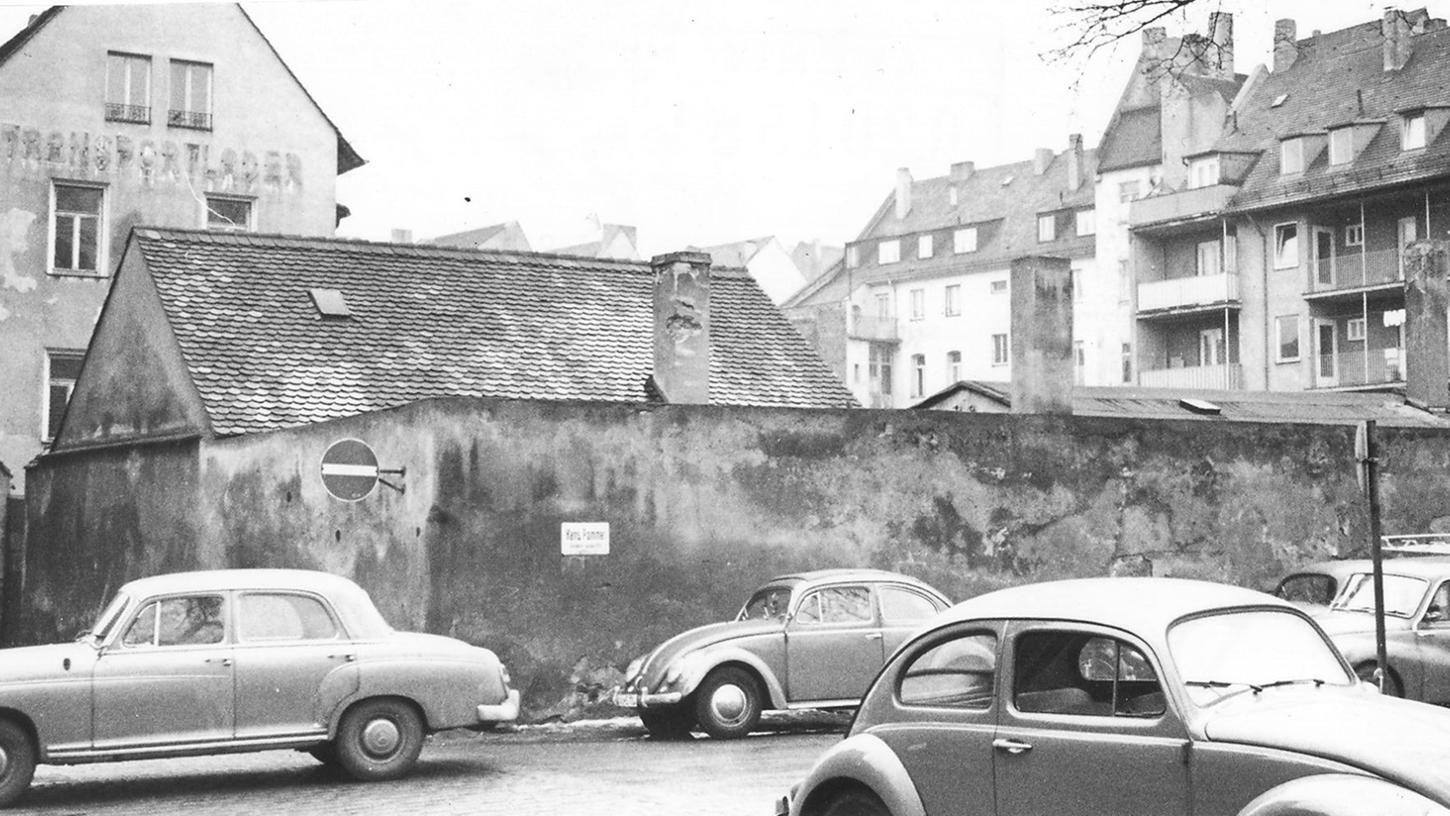 10. Januar 1962: Zum Parken geht’s die Rampen hinauf