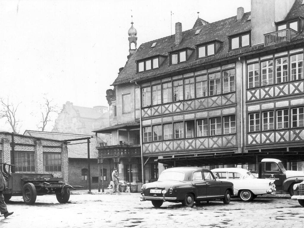 10. Januar 1962: Zum Parken geht’s die Rampen hinauf