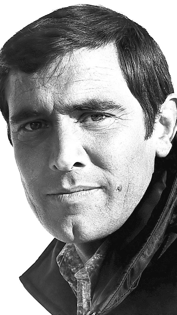 Auf ihn folgte 1969 George Lazenby. Allerdings blieb dies ein kurzes Intermezzo, denn er durfte "Im Geheimdienst Ihrer Majestät" lediglich einmal ran. Für seine Rolle wurde er sogar für den Golden Globe Award als "Bester Nachwuchsdarsteller" nominiert. Doch verschiedene "Differenzen" zwischen Lazenby und den Produzenten, der Produktionsfirma und dem Filmverleih sorgten für das schnelle Ende seiner Bond-Karriere.