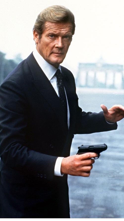 Bei den Bond-Darstellern hält bisher Roger Moore den Rekord. Er durfte von 1973 bis 1985 ingesamt siebenmal als Bond vor der Kamera stehen. Moore verstarb 2017 im Alter von 89 Jahren.