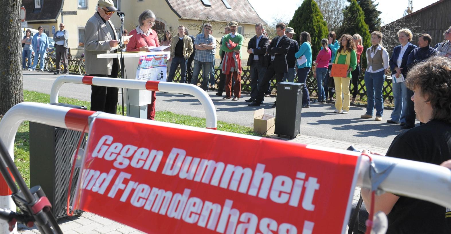 Demo gegen Rechts im April 2010: Der Nürnberger Schauspieler Erich Ude las bei dem Protest in Pommersfelden Texte gegen Diktatur und Barbarei. Ein breites Bündnis wehrte sich damals gegen das Treffen Rechtsextremer im Schlosshotel.
